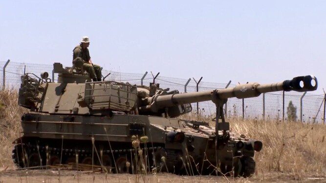 إسرائيل تعزز الجولان بالدبابات والمدفعية وتمنع دخول المدنيين السوريين