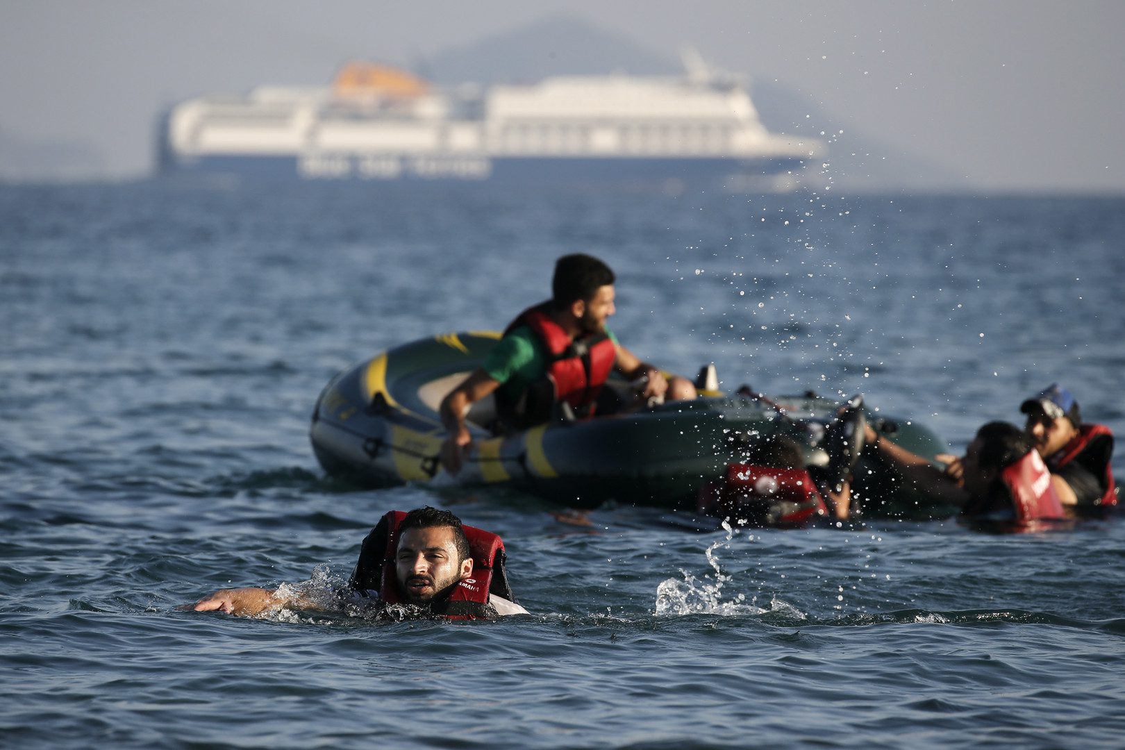 وفاة 16 شخصا و إنقاذ 105 آخرين بعد غرق مركب للمهاجرين قبالة شمال جزيرة قبرص